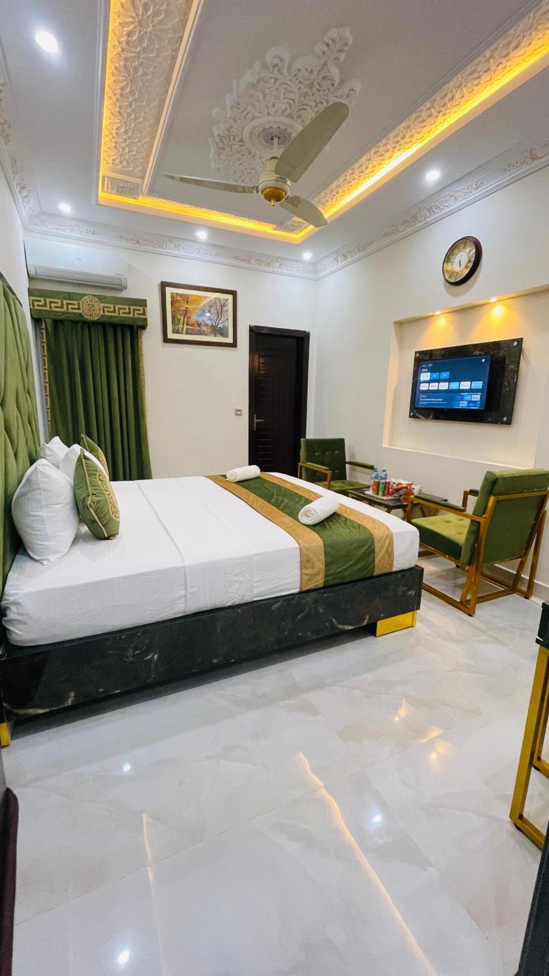 Hotel Crown Lahore Bagian luar foto