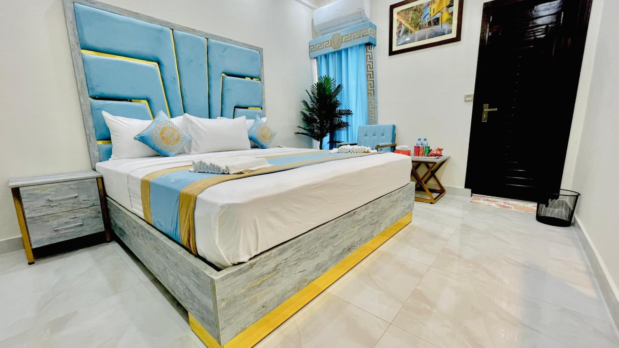 Hotel Crown Lahore Bagian luar foto