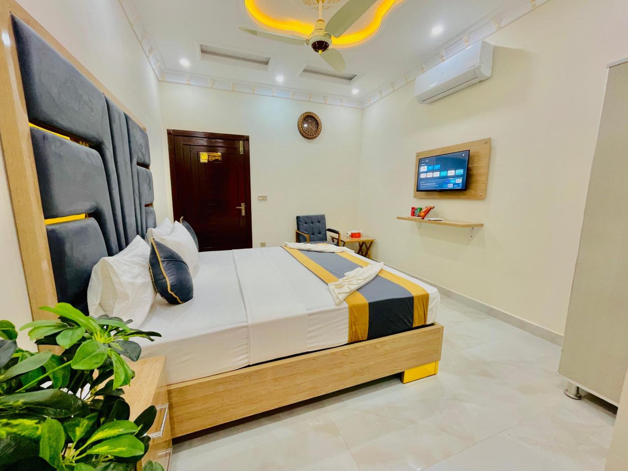 Hotel Crown Lahore Bagian luar foto