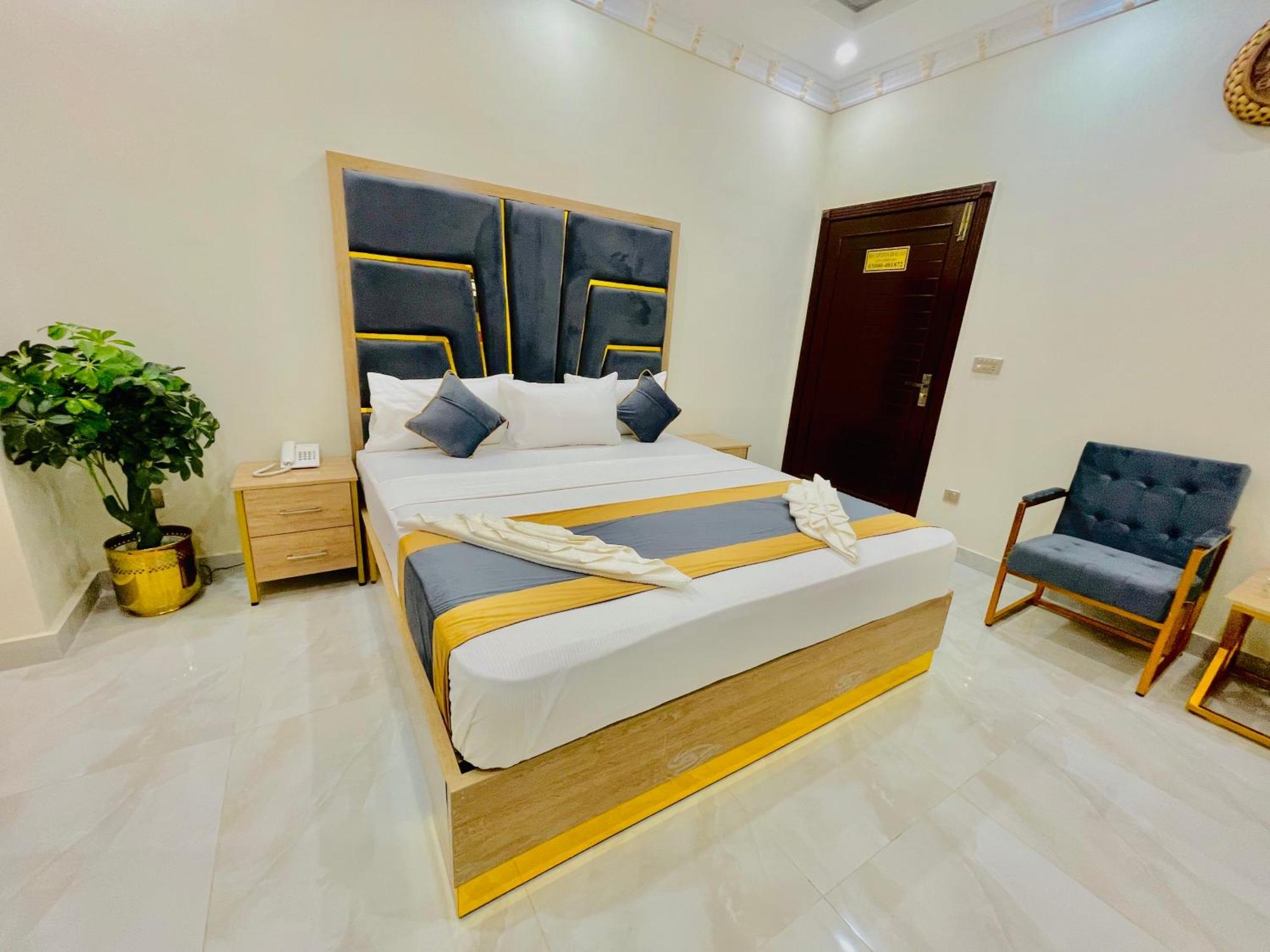 Hotel Crown Lahore Bagian luar foto