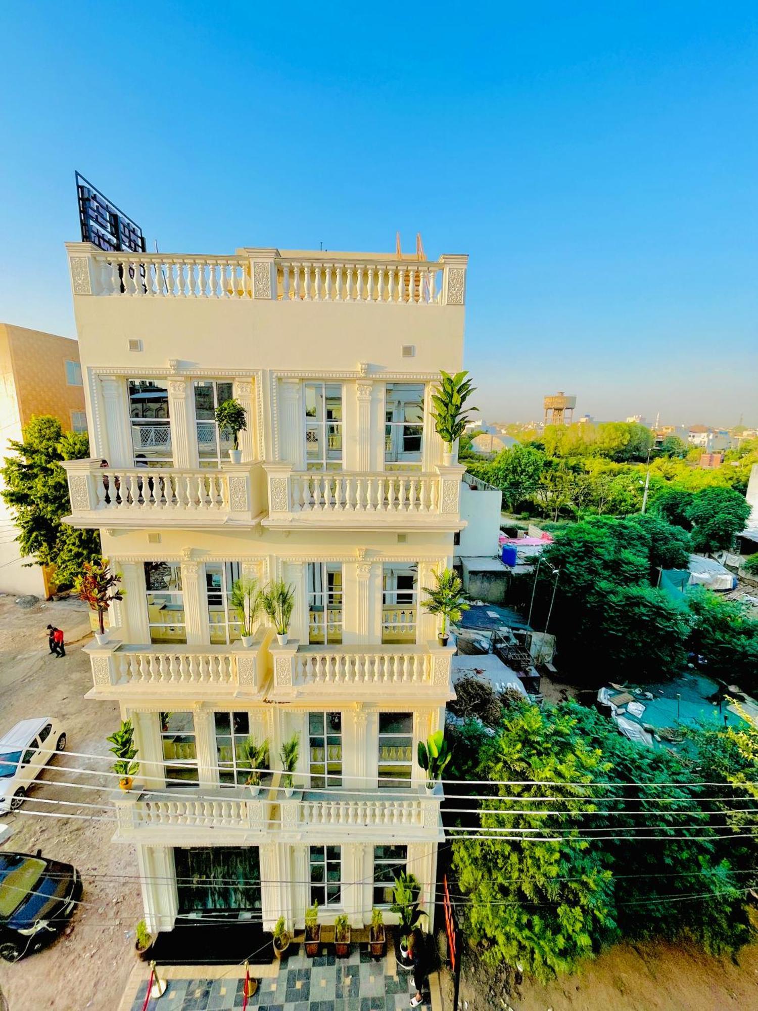 Hotel Crown Lahore Bagian luar foto