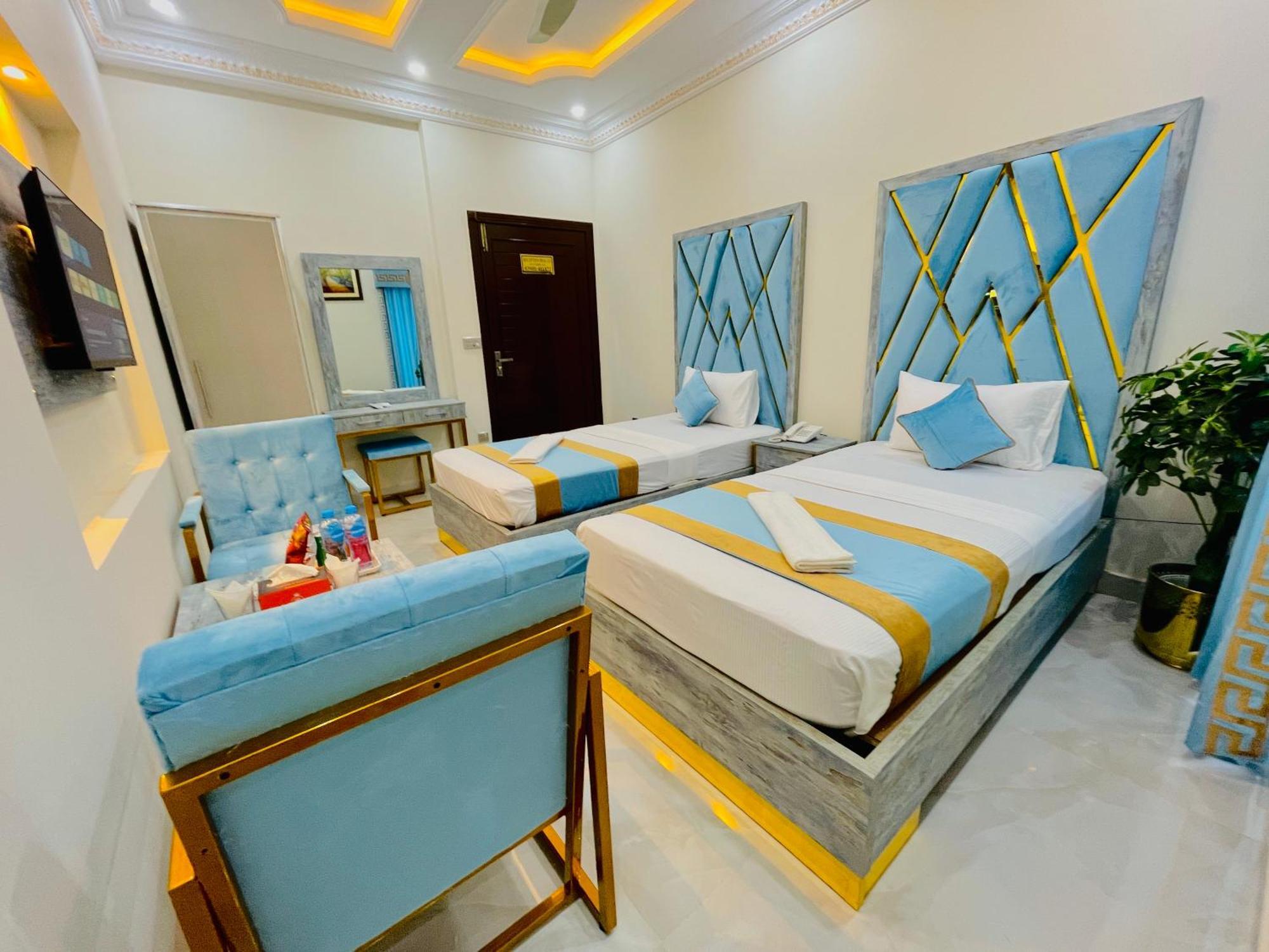 Hotel Crown Lahore Bagian luar foto