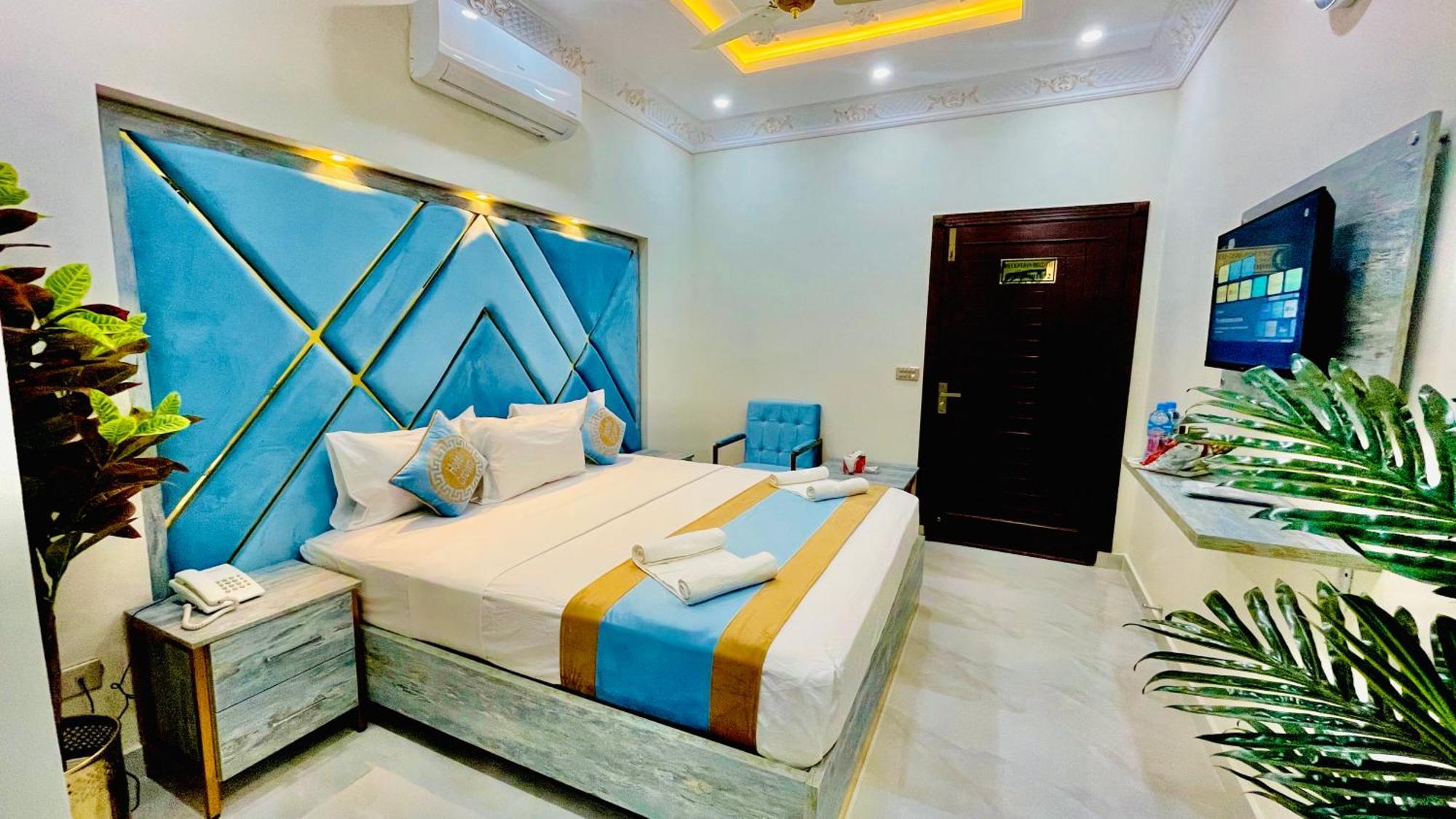Hotel Crown Lahore Bagian luar foto