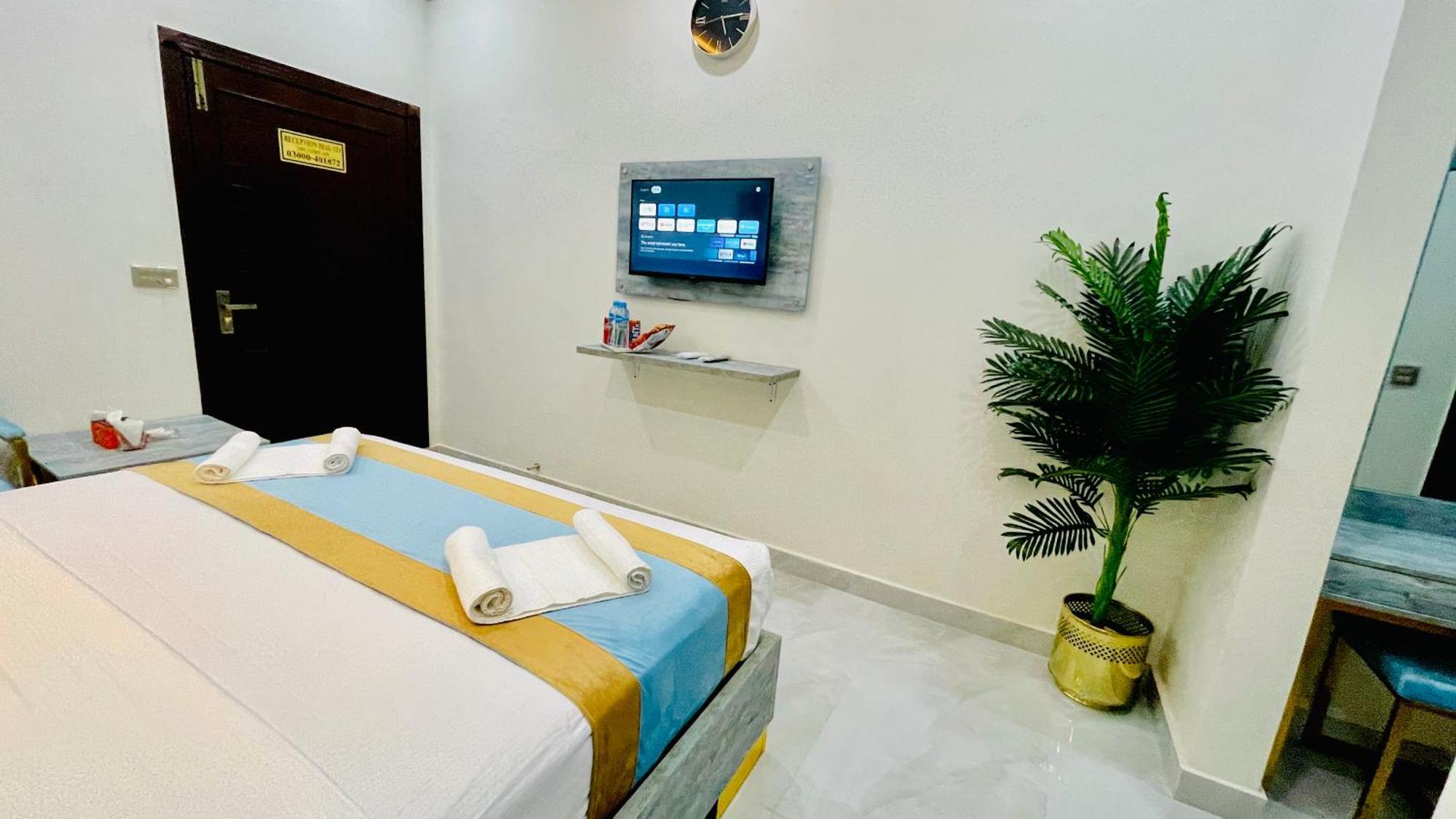 Hotel Crown Lahore Bagian luar foto
