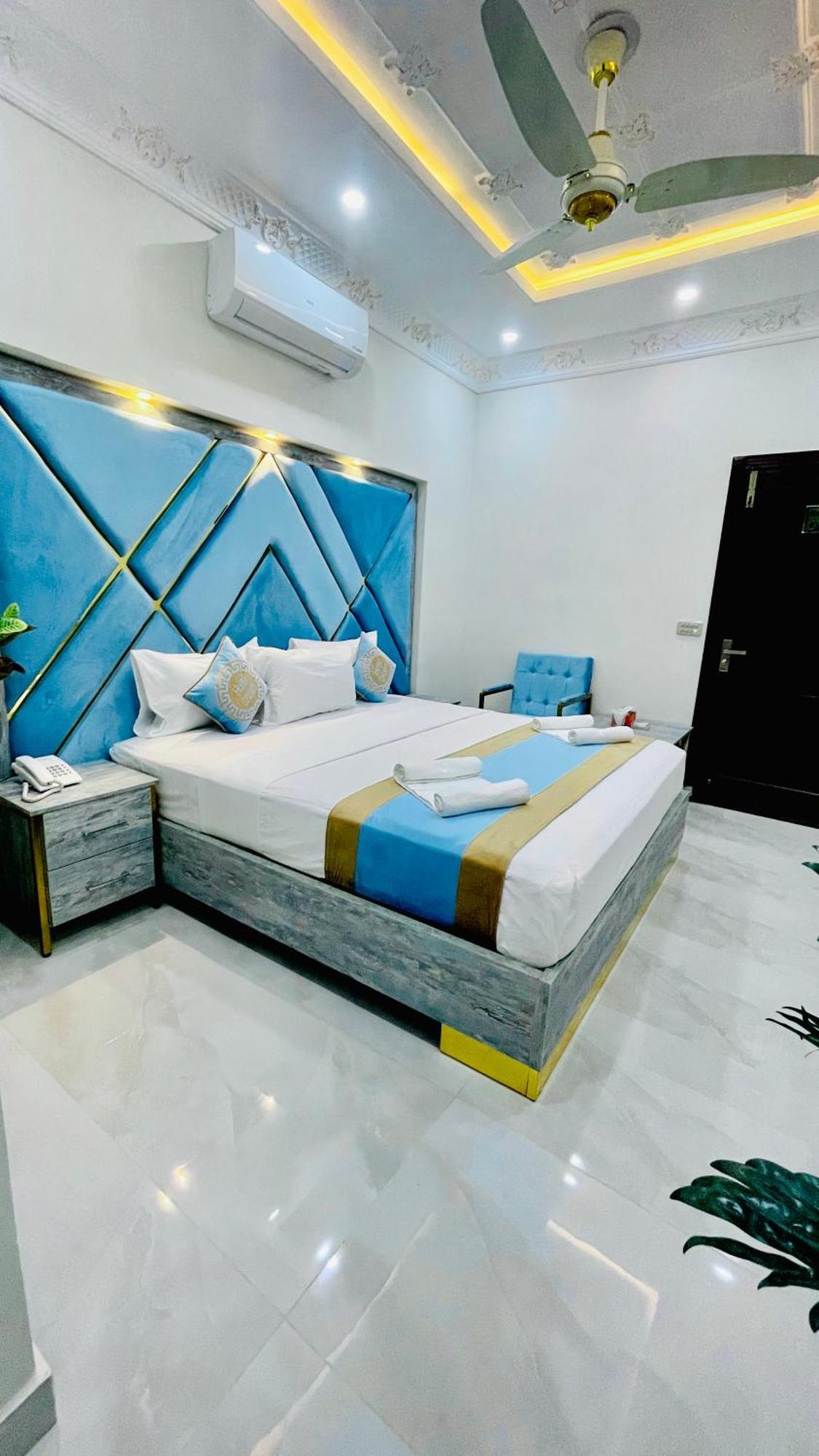 Hotel Crown Lahore Bagian luar foto