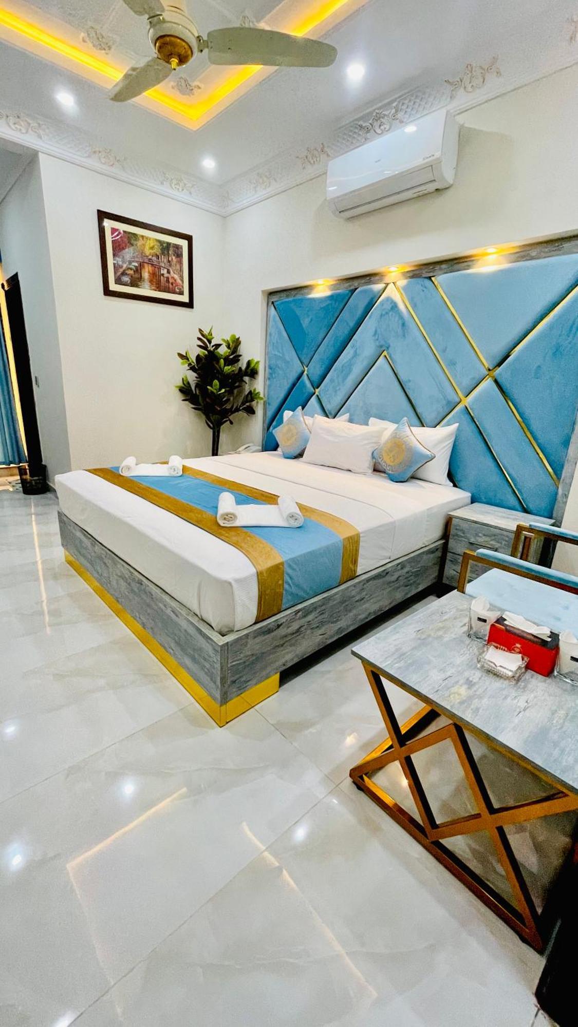 Hotel Crown Lahore Bagian luar foto