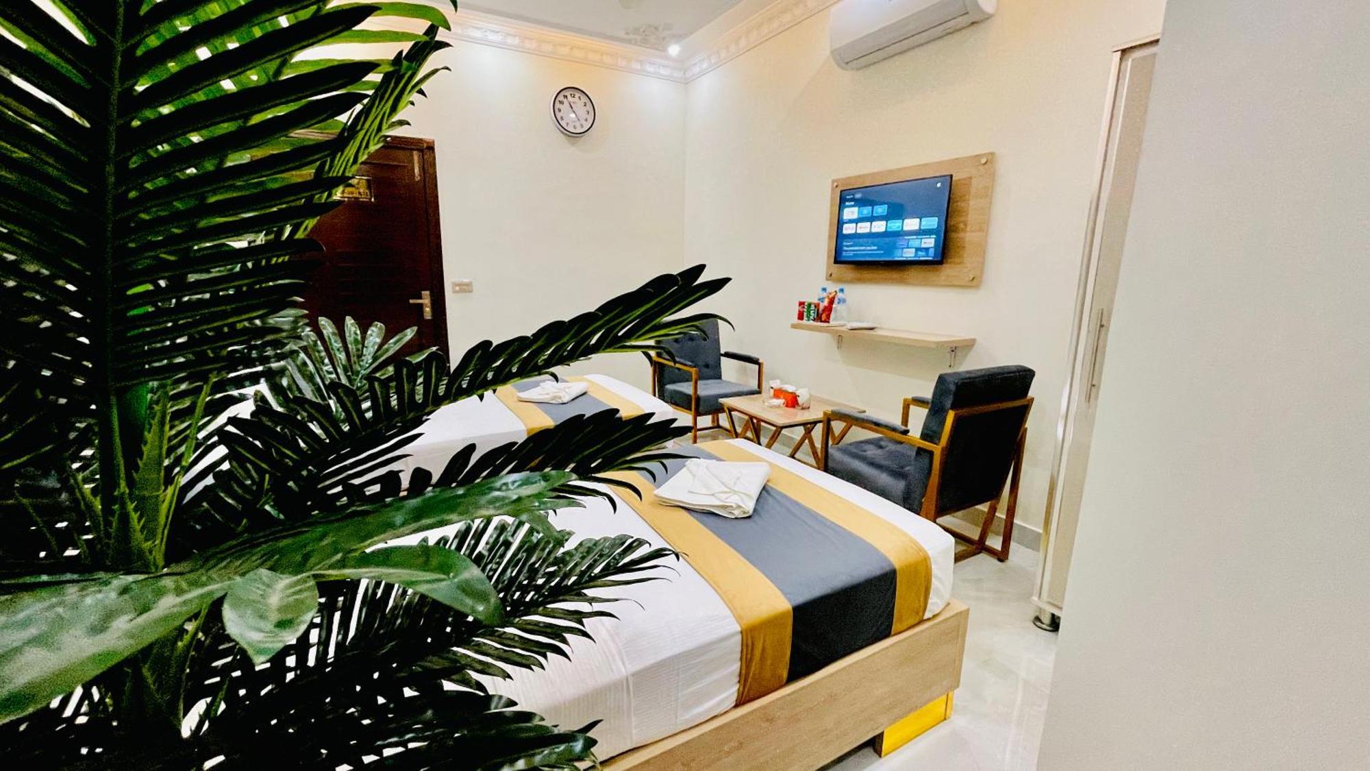 Hotel Crown Lahore Bagian luar foto