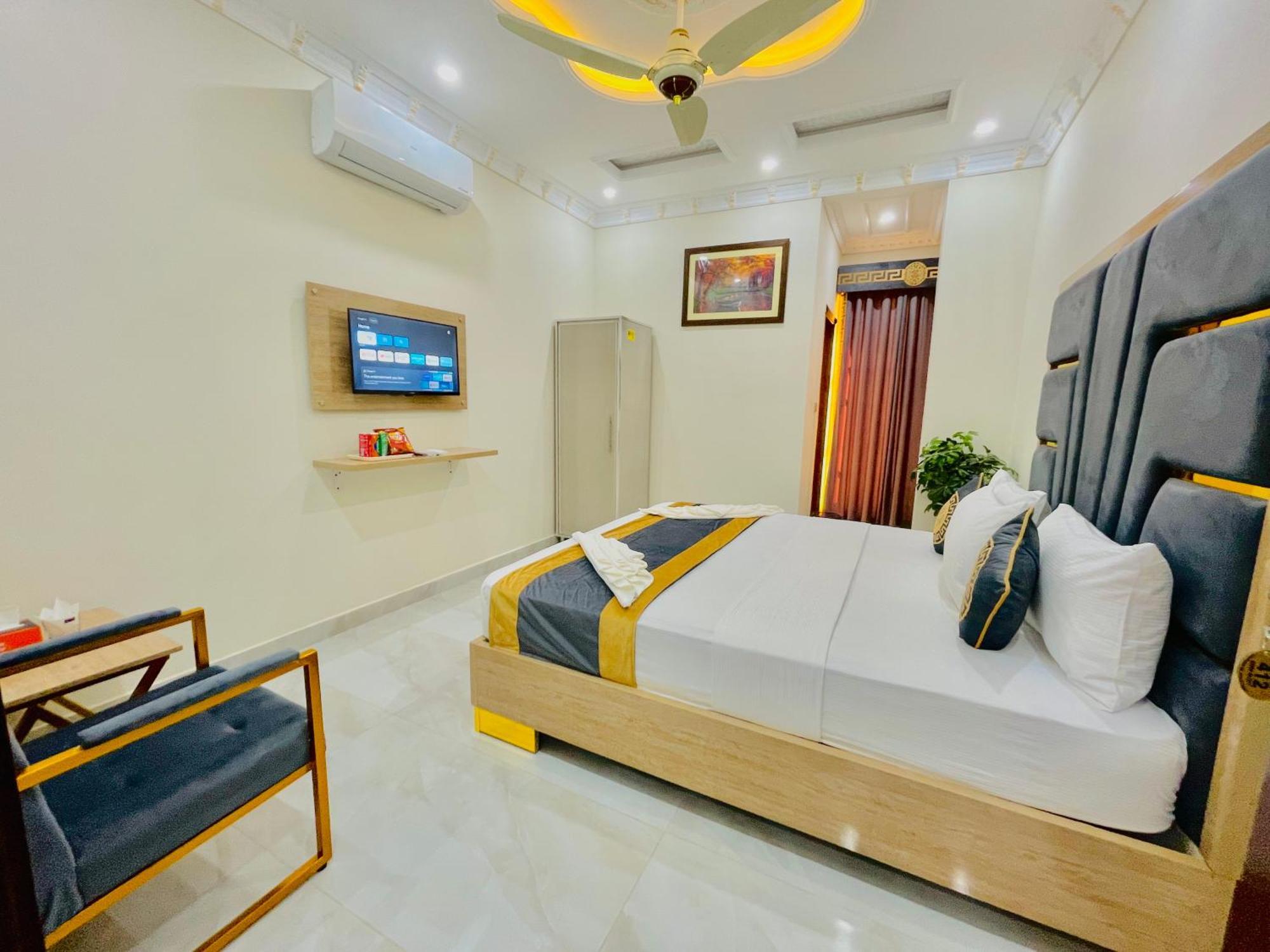 Hotel Crown Lahore Bagian luar foto