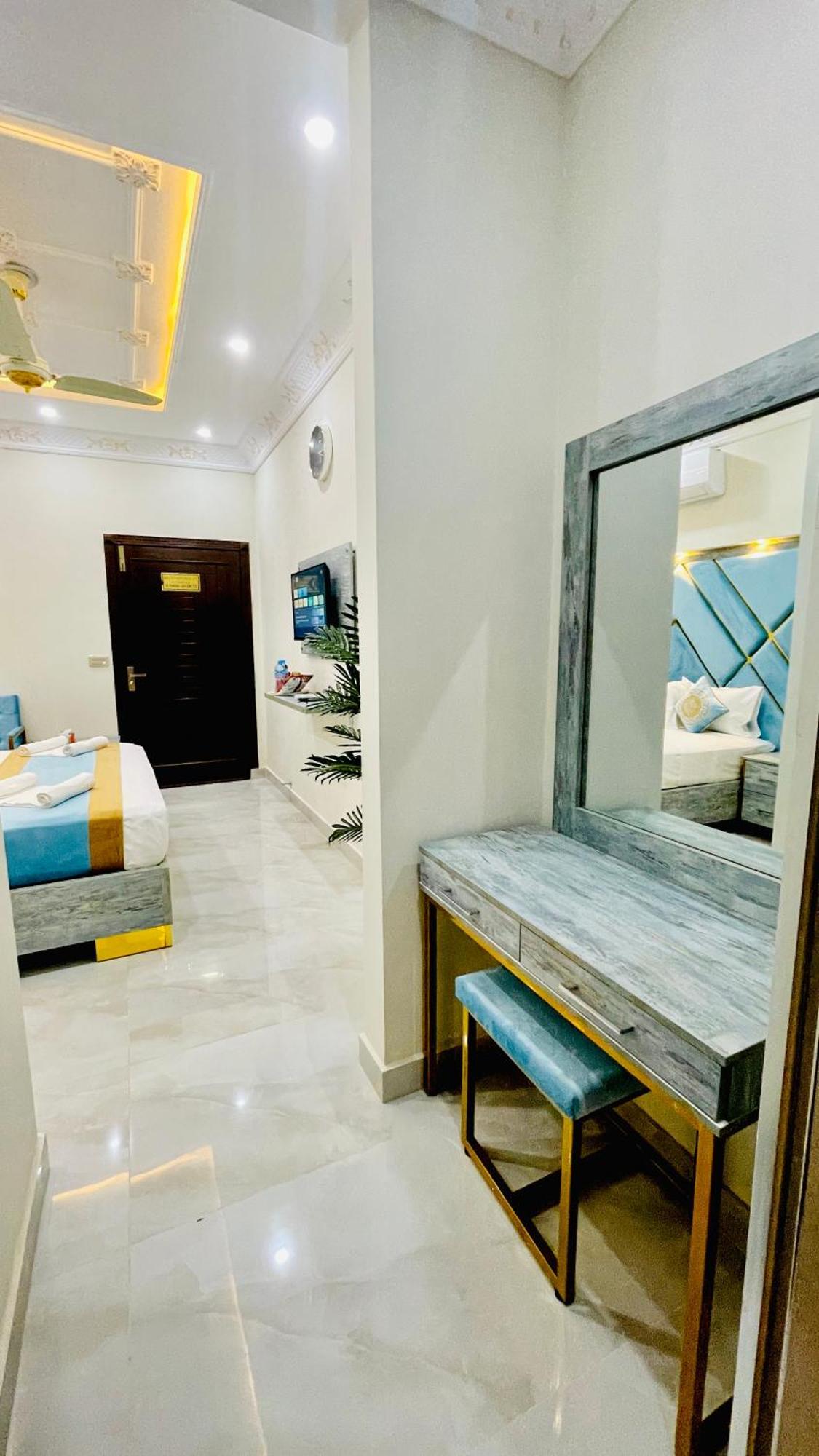 Hotel Crown Lahore Bagian luar foto