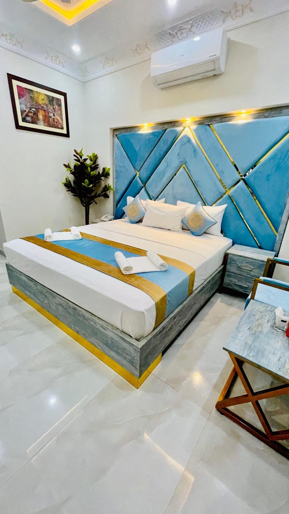 Hotel Crown Lahore Bagian luar foto