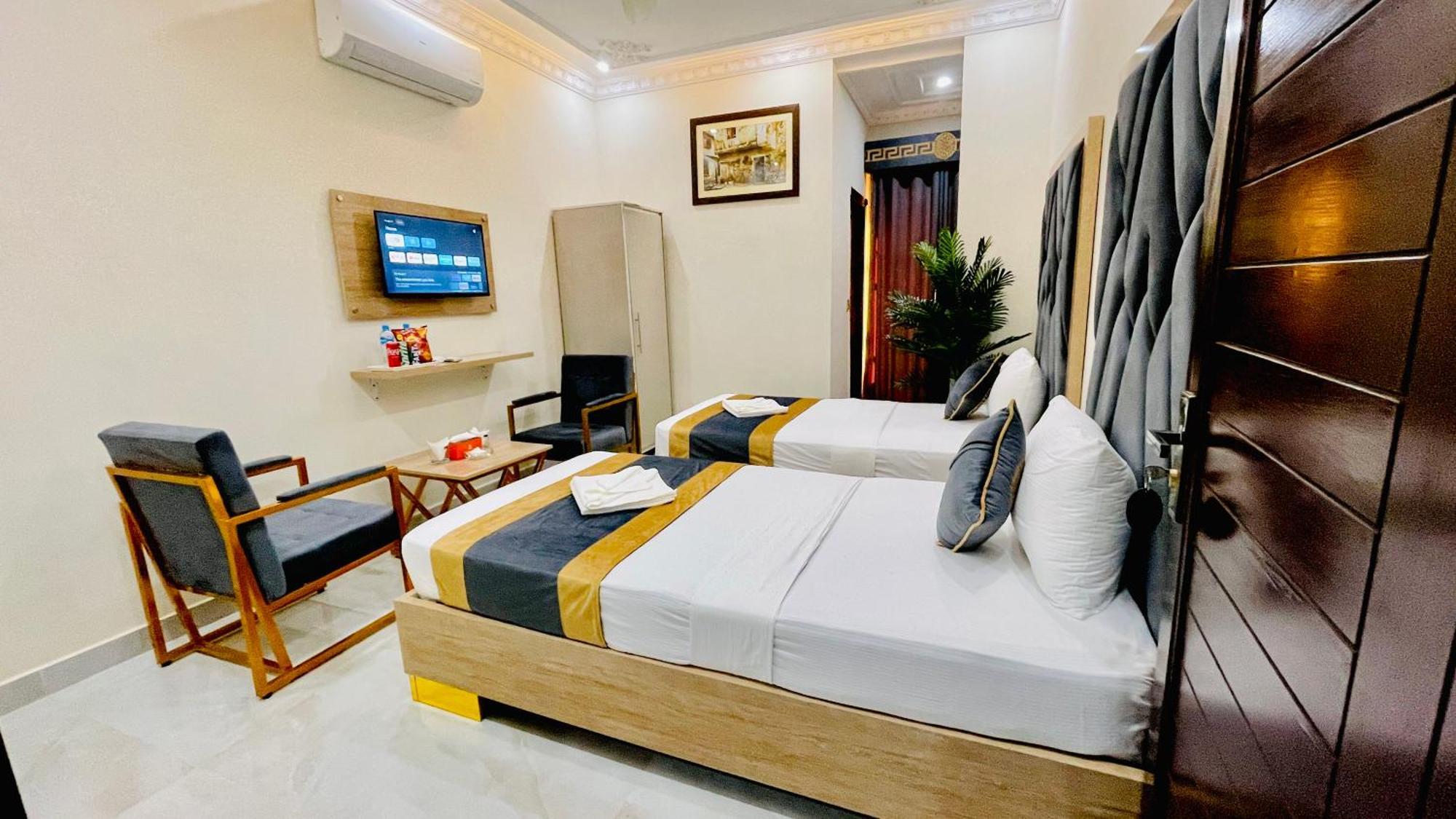 Hotel Crown Lahore Bagian luar foto