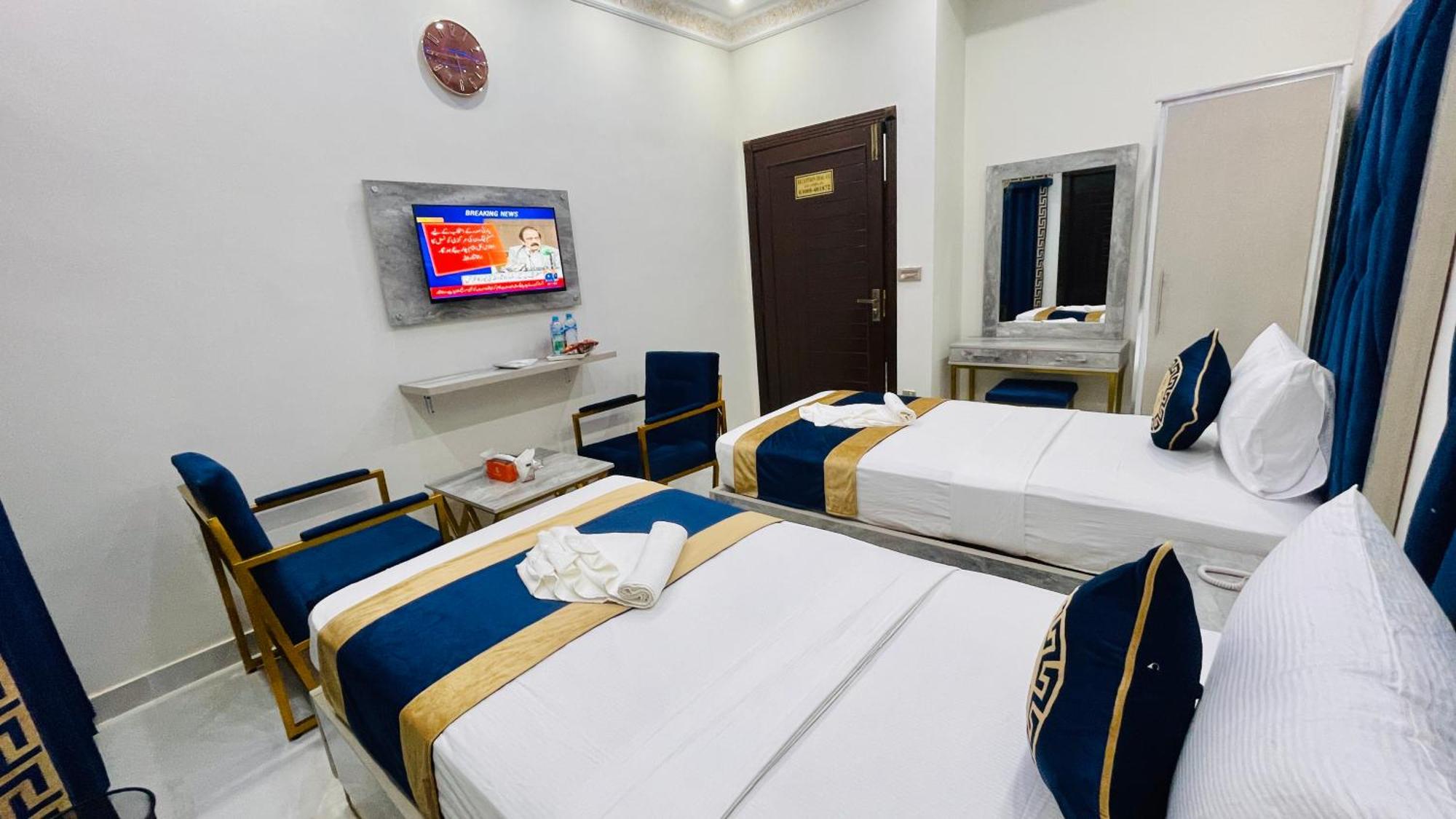 Hotel Crown Lahore Bagian luar foto