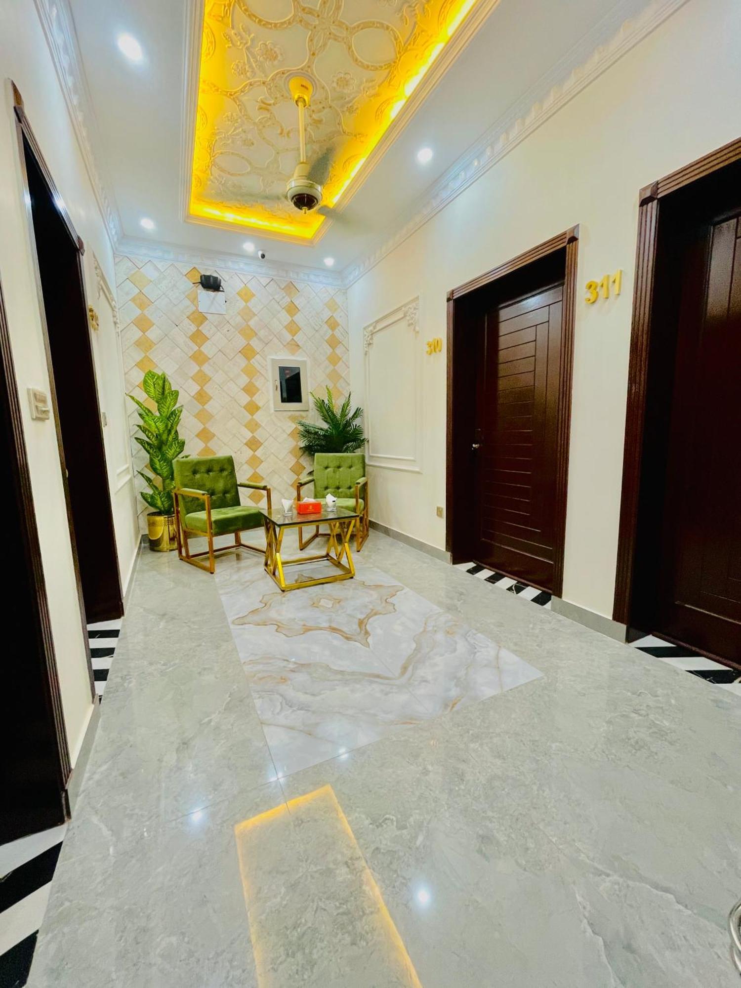 Hotel Crown Lahore Bagian luar foto