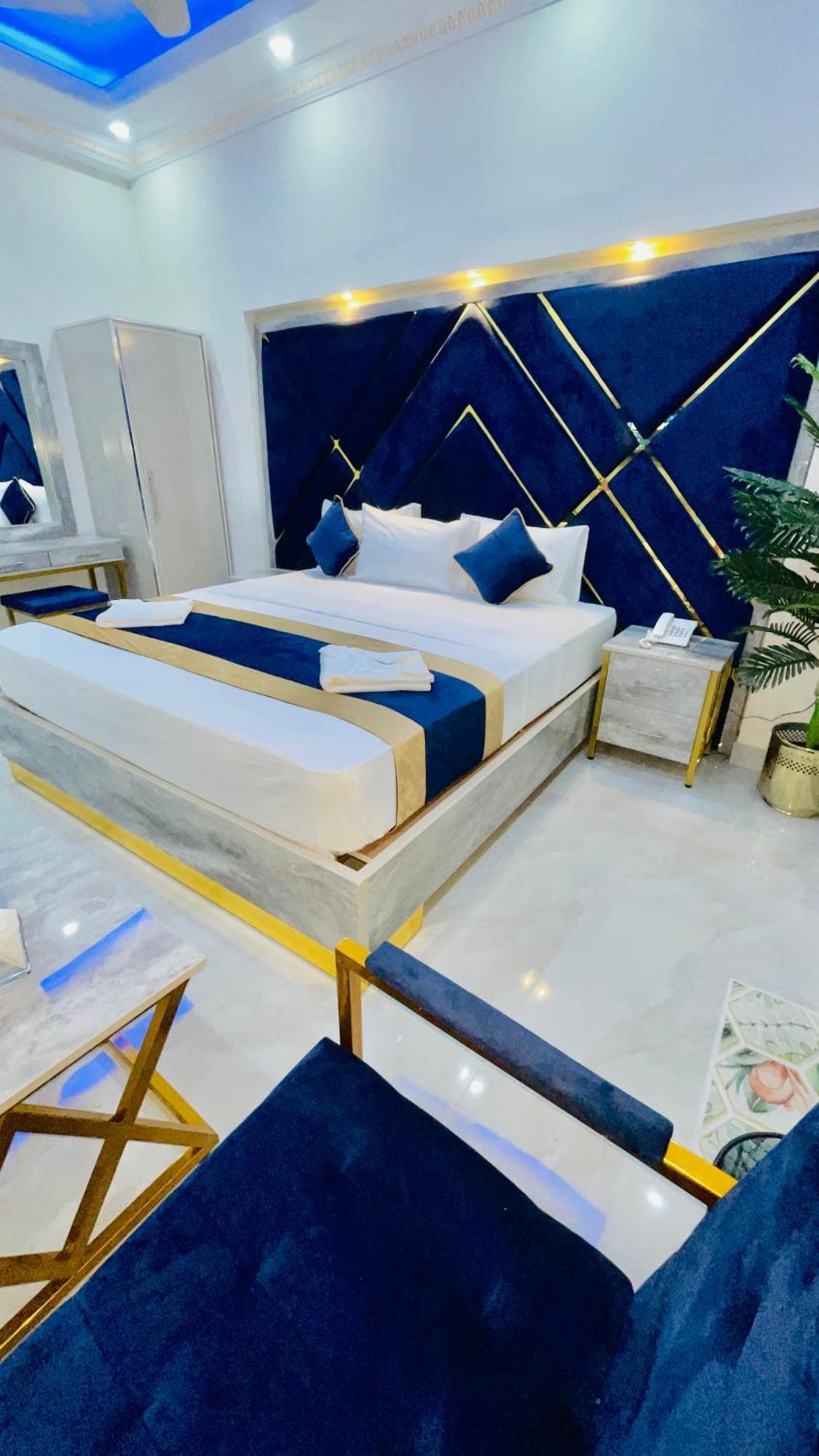Hotel Crown Lahore Bagian luar foto