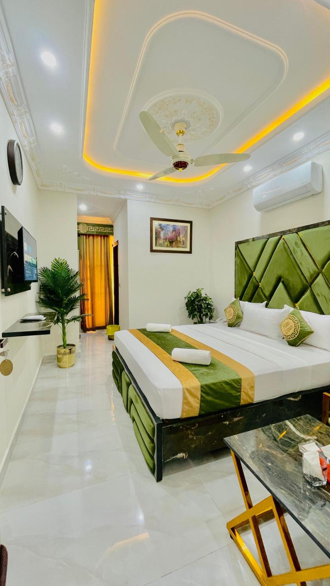 Hotel Crown Lahore Bagian luar foto