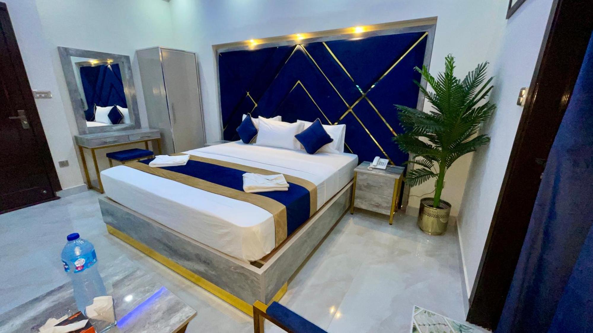 Hotel Crown Lahore Bagian luar foto