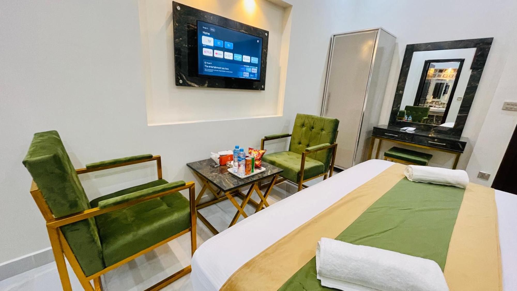 Hotel Crown Lahore Bagian luar foto
