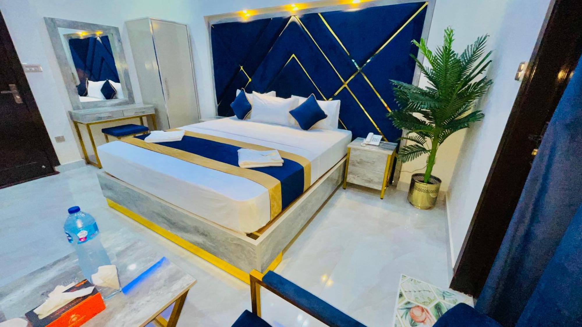 Hotel Crown Lahore Bagian luar foto
