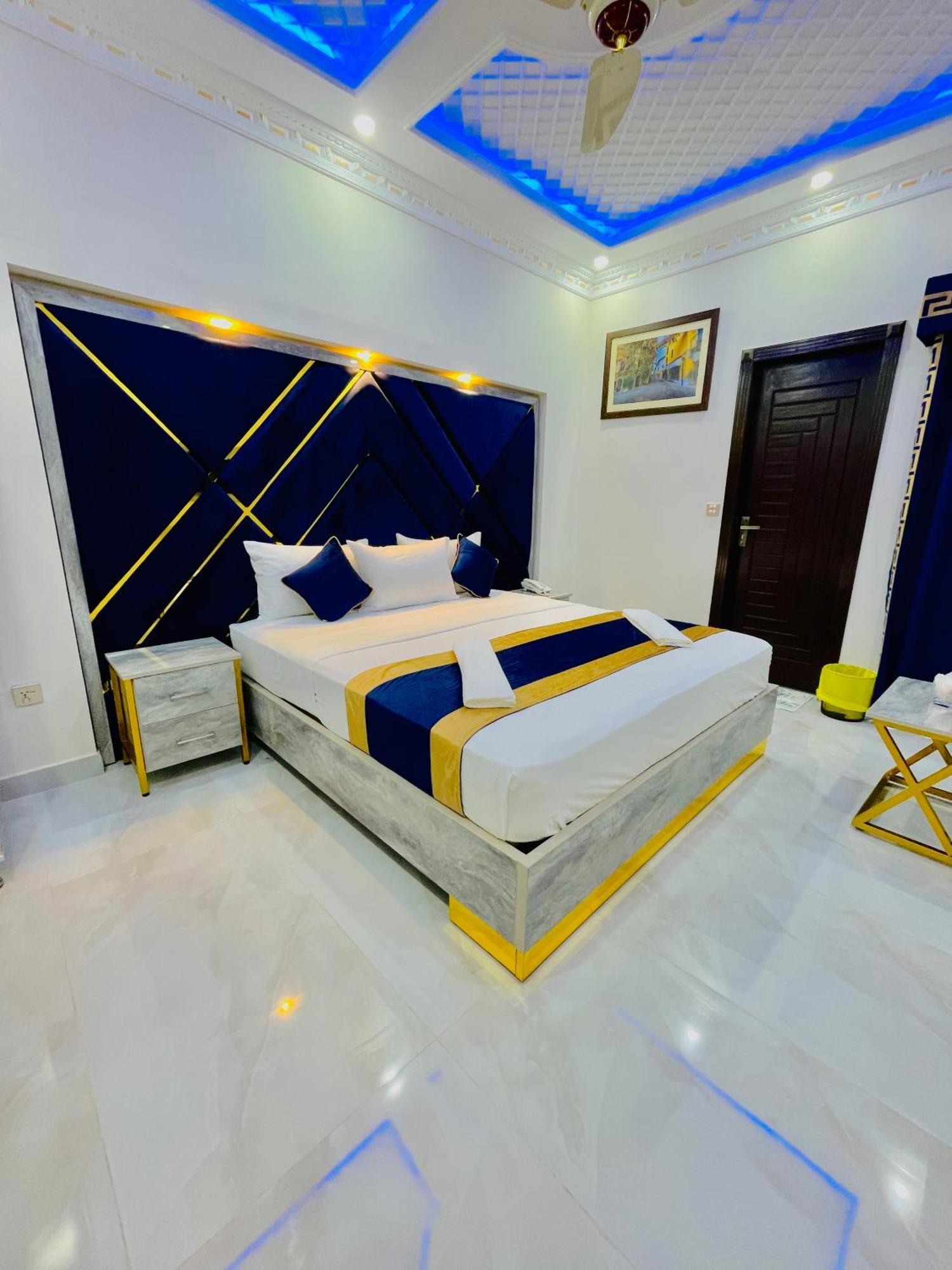 Hotel Crown Lahore Bagian luar foto