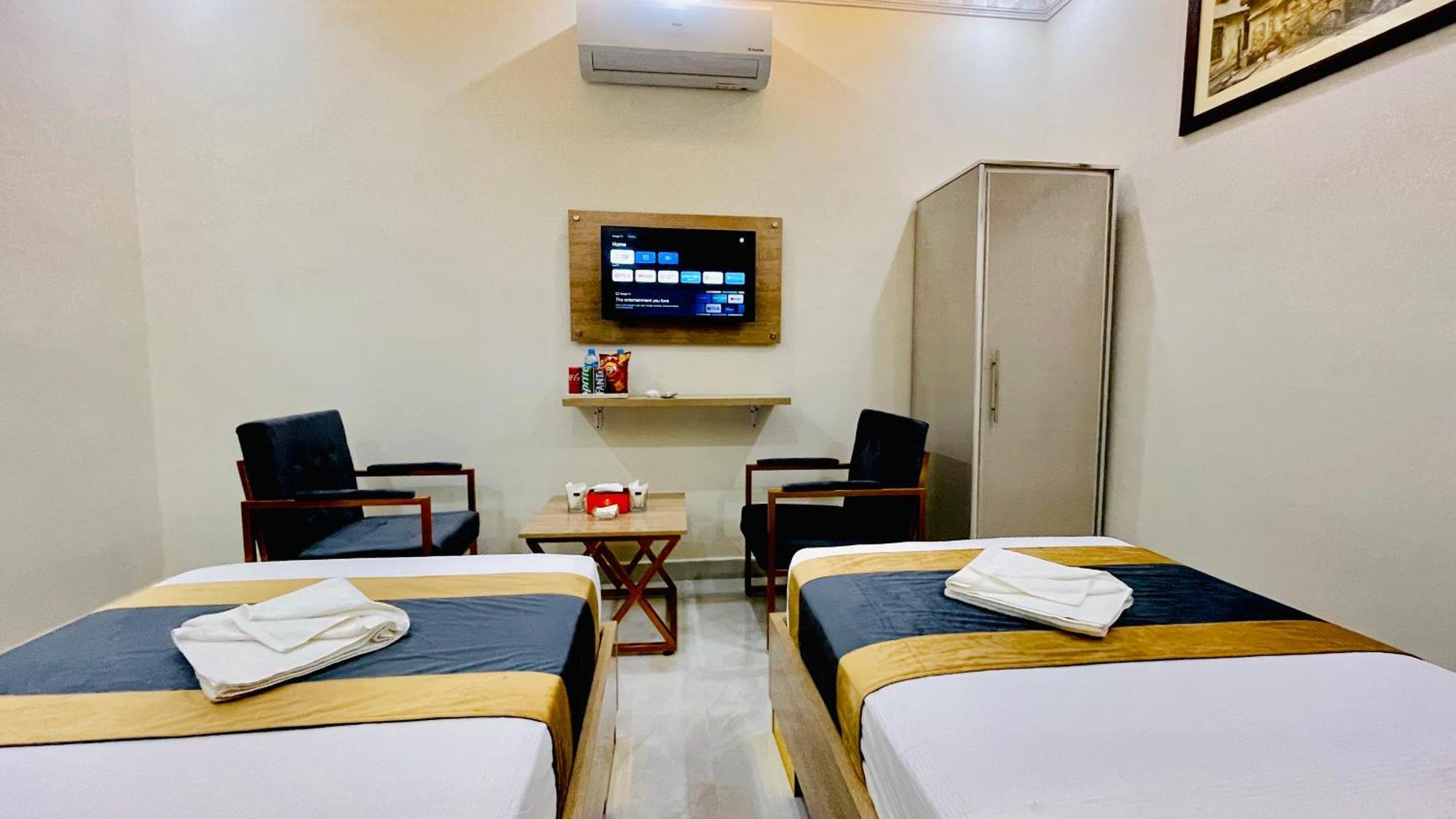 Hotel Crown Lahore Bagian luar foto