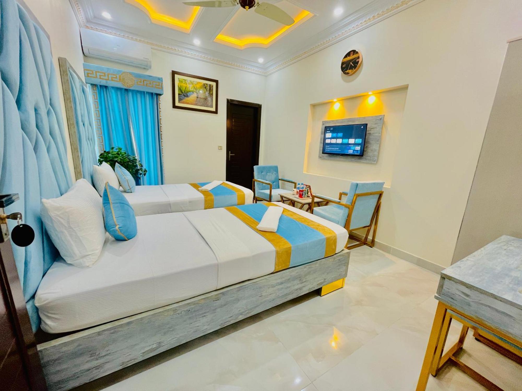 Hotel Crown Lahore Bagian luar foto
