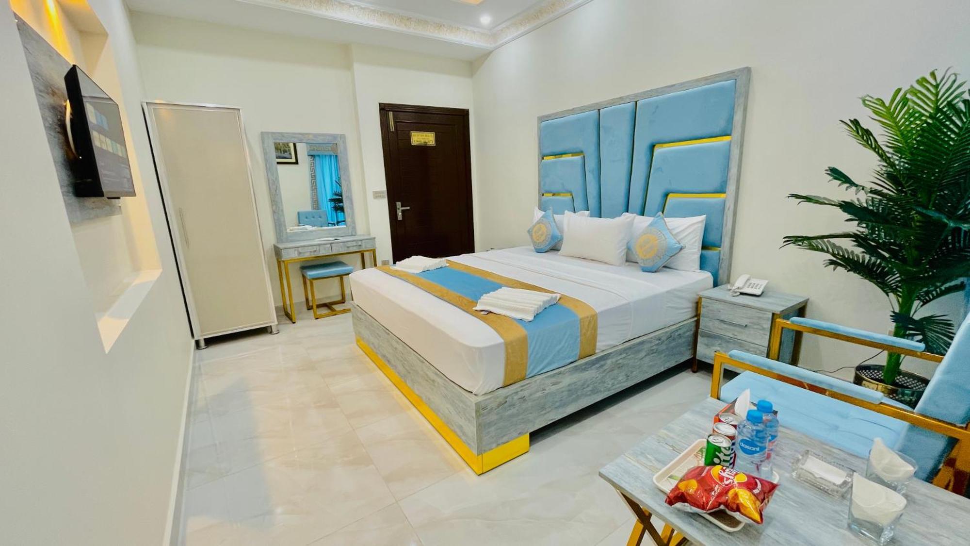 Hotel Crown Lahore Bagian luar foto
