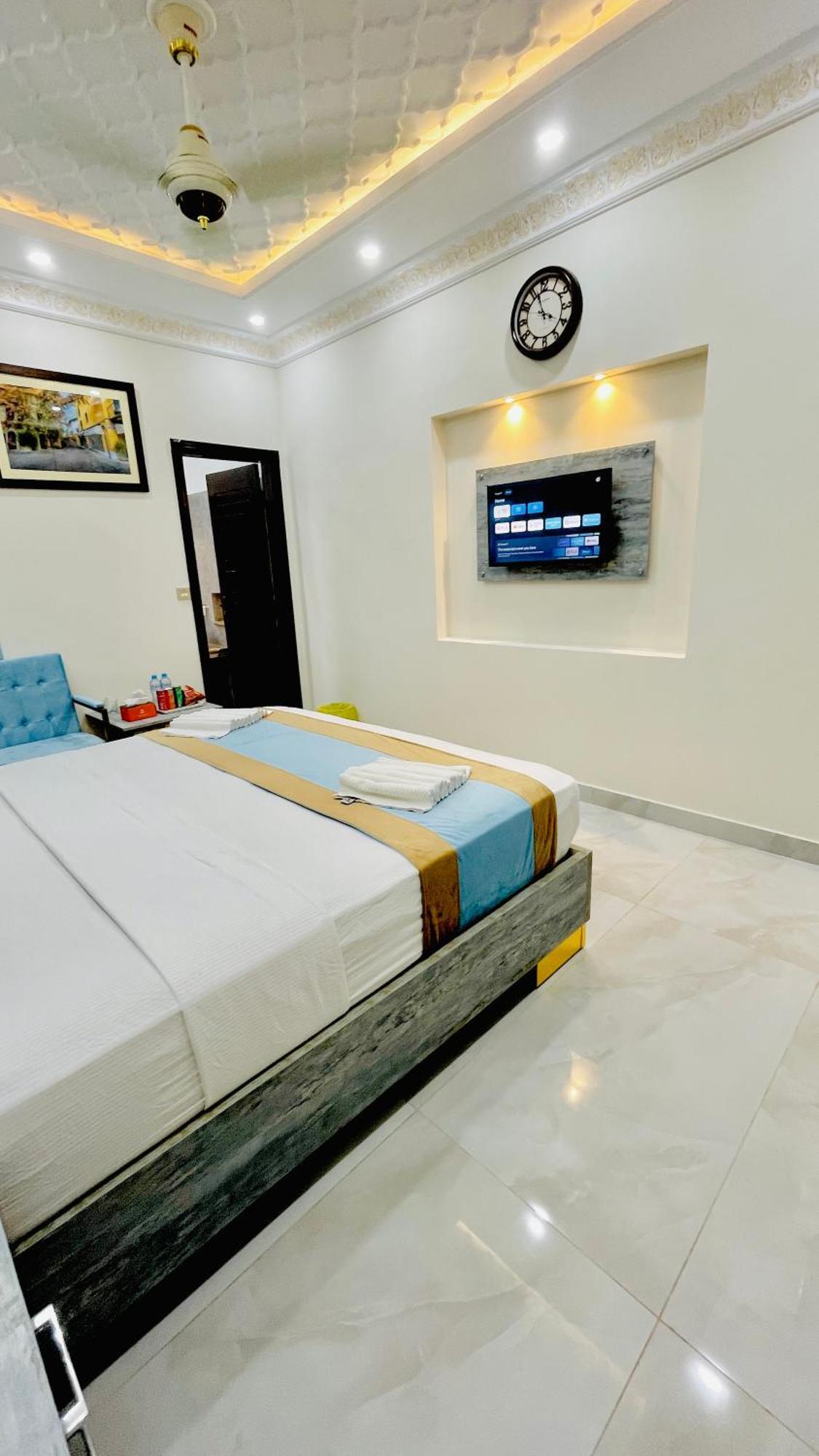 Hotel Crown Lahore Bagian luar foto