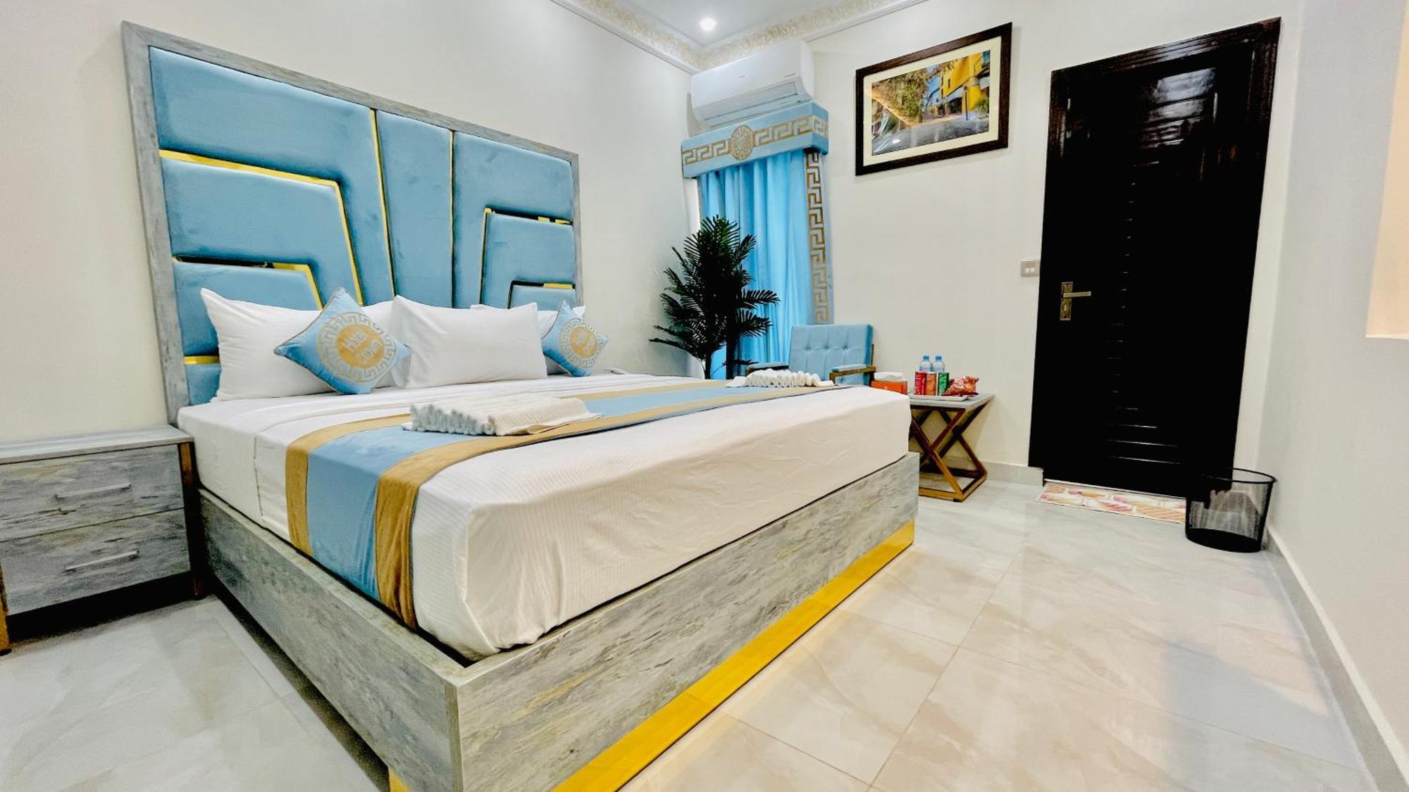 Hotel Crown Lahore Bagian luar foto