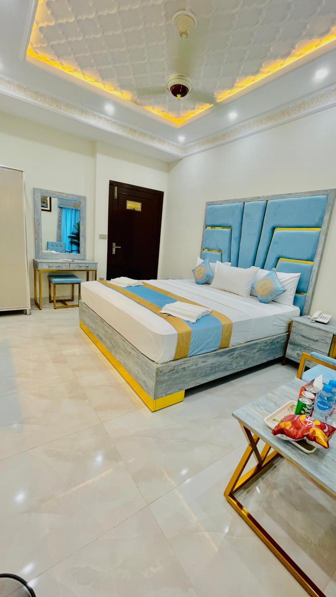 Hotel Crown Lahore Bagian luar foto