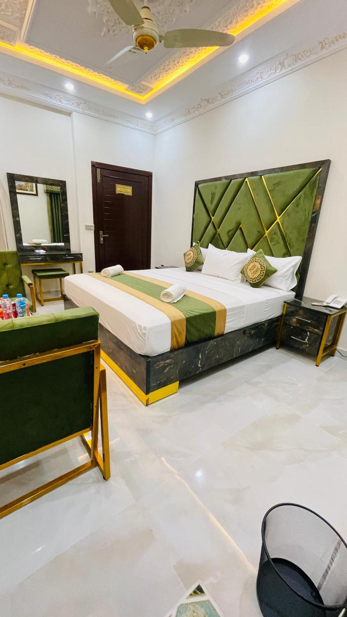 Hotel Crown Lahore Bagian luar foto