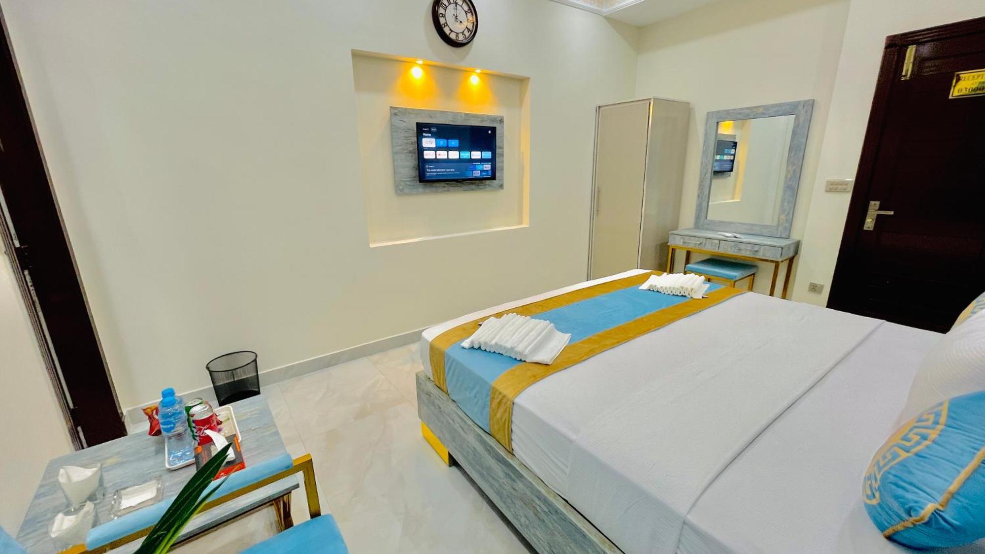 Hotel Crown Lahore Bagian luar foto